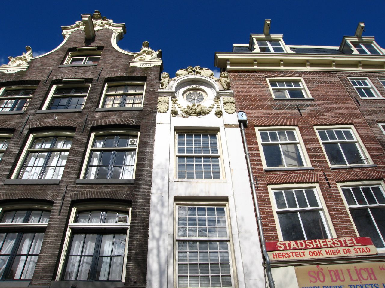 13. La casa del cochero del señor Tripp, la más estrecha de Ámsterdam. Justo en frente de la anterior. Autor, HenkLiu
