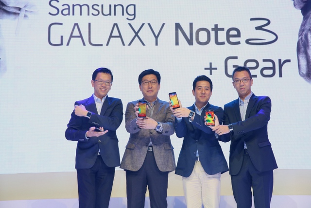 Galaxy Note 3 And Galaxy Gear. Picture 2