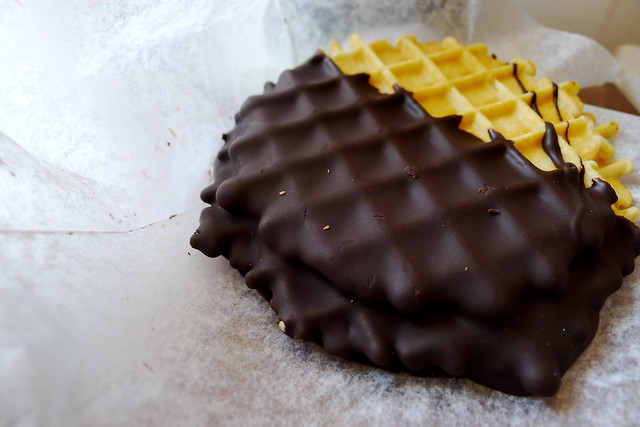 chocolate dipped pizzelli