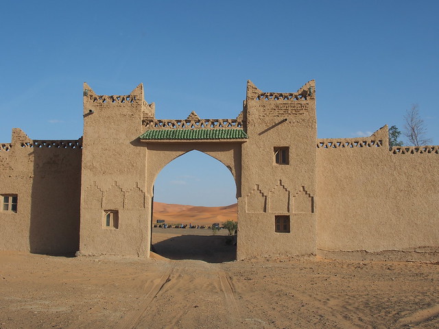 穿過這個門就要開始搭乘駱駝了