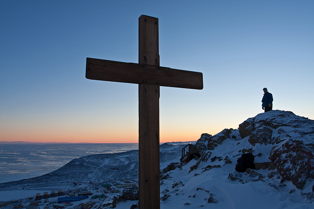 The cross erected on Observation Hill a few months after the deaths of Robert F. Scott and his men when returning from the South Pole in 1912. Credit Mounterebus