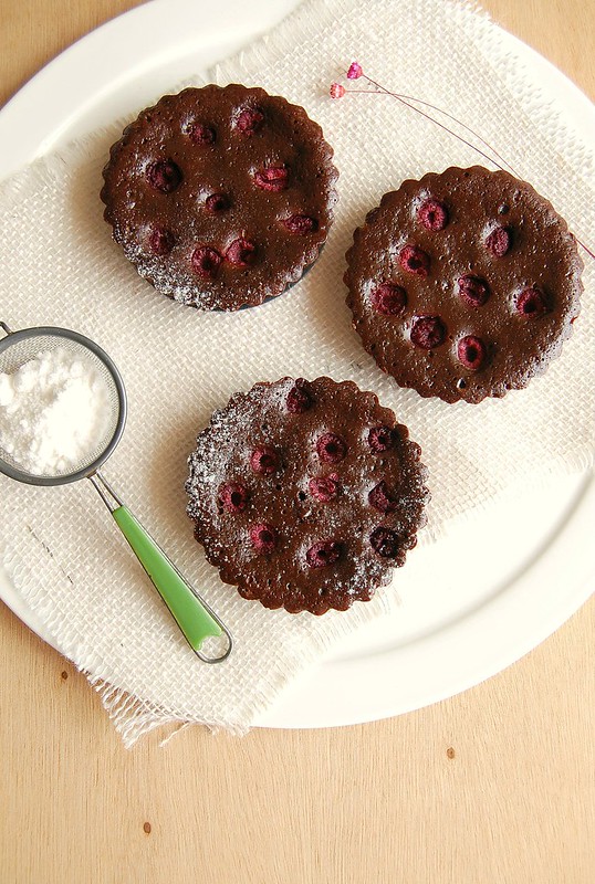 Dark chocolate and raspberry brownie tarts / Tortinhas de brownie e framboesa