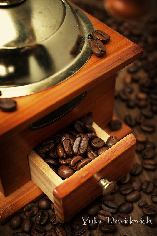  О фото. О настоящем. old coffee grinder and coffee beans, close-up