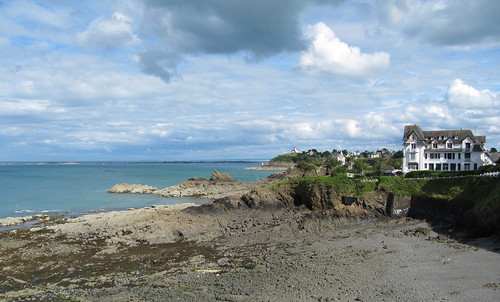 Low-tide in St-Quay Portrieux, Bretagne, France by Optical illusion