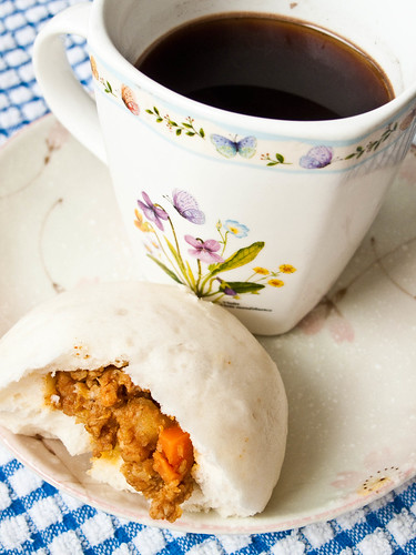 IMG_1993 Breakfast ： Minced pork curry and coffee ； 早餐：咖哩绞肉包子和咖啡
