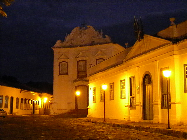 O Palácio Conde dos Arcos e o Museu de Artes Sacras à noite