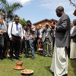 會議開始前，烏干達代表以傳統方式祝福會議參與者。