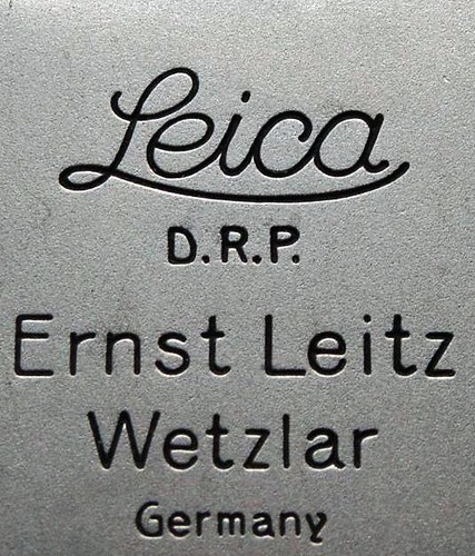 Logotipo grabado en las cámaras fotográficas marca «Leica» by Octavi Centelles