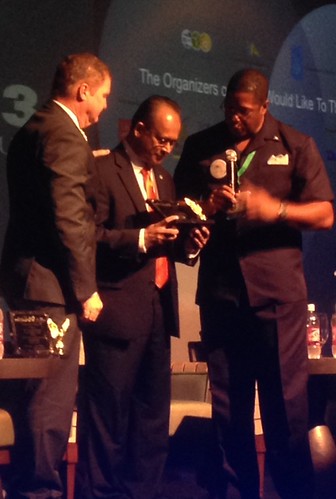 OAS Assistant Secretary General Receives Award at Caribbean Renewable Energy Forum in Aruba