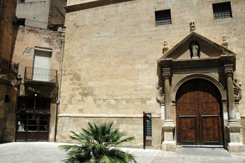 Puerta principal de la iglesia de San Pedro, Reus, Tarragona