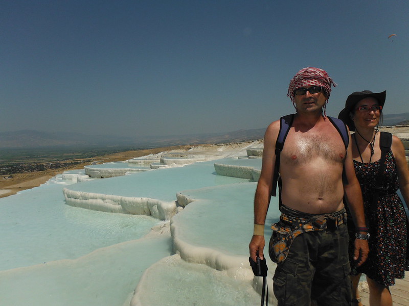 Estos son los auténticos travertinos de Pamukkale, en Turquía. Aquí sí que no dejan bañarte.