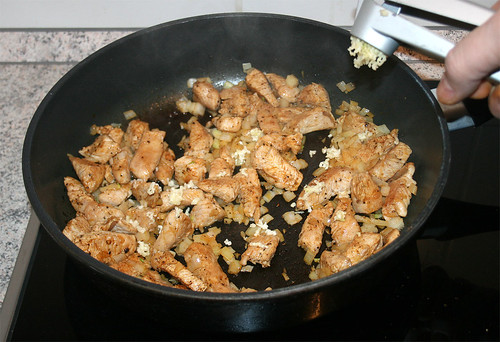 23 - Knoblauch dazu pressen / Add garlic