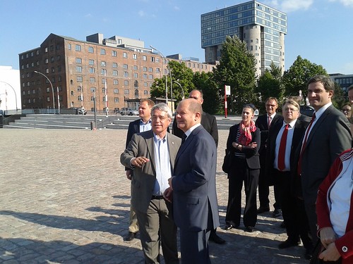 Spaziergang vom Harburger Binnenhafen bis zum Phoenixviertel mit Hamburgs Bürgermeister Olaf Scholz