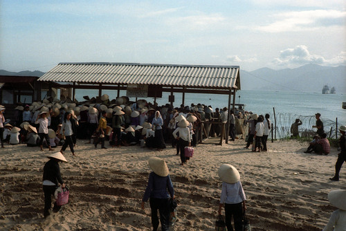 công nhân chờ qua check point ở Cam Ranh để trở về Ba Ngòi