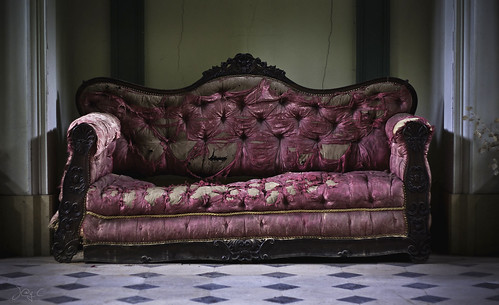 Bow Urbex - The couch by J@y C