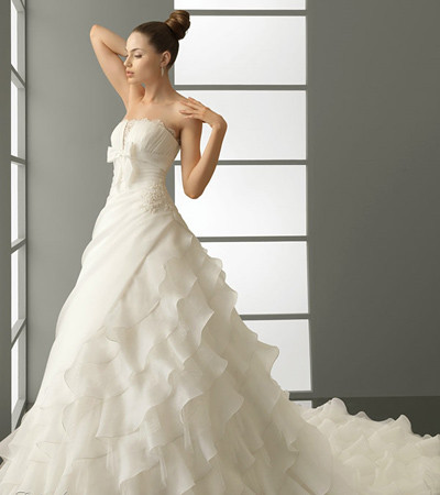 If coupled with the right accessories and jewelry a white wedding dresses a 