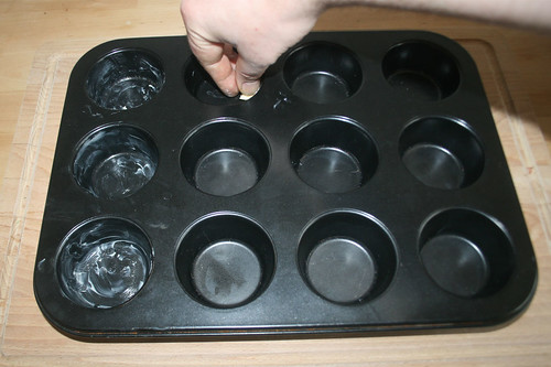 13 - Muffinform ausfetten / Grease muffin tray