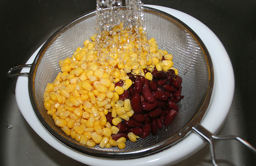19 - Mais und Kidneybohnen abtropfen lassen / Drain corn & beans