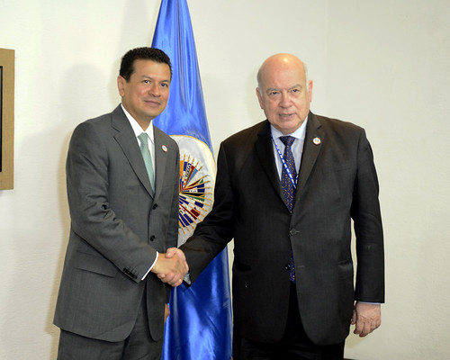Secretary General Receives Foreign Minister of El Salvador