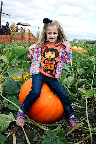 Aut-sitting-on-a-pumpkin