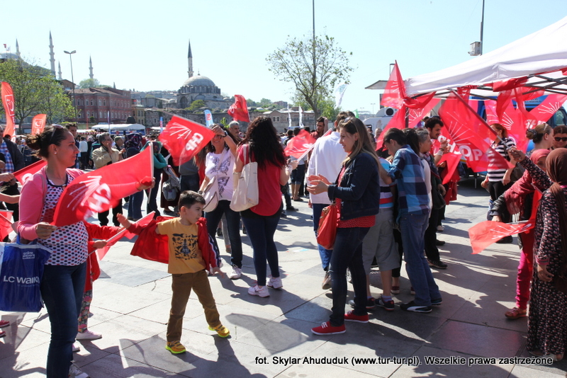 Pod Yeni Camii promuje sie partia CHP
