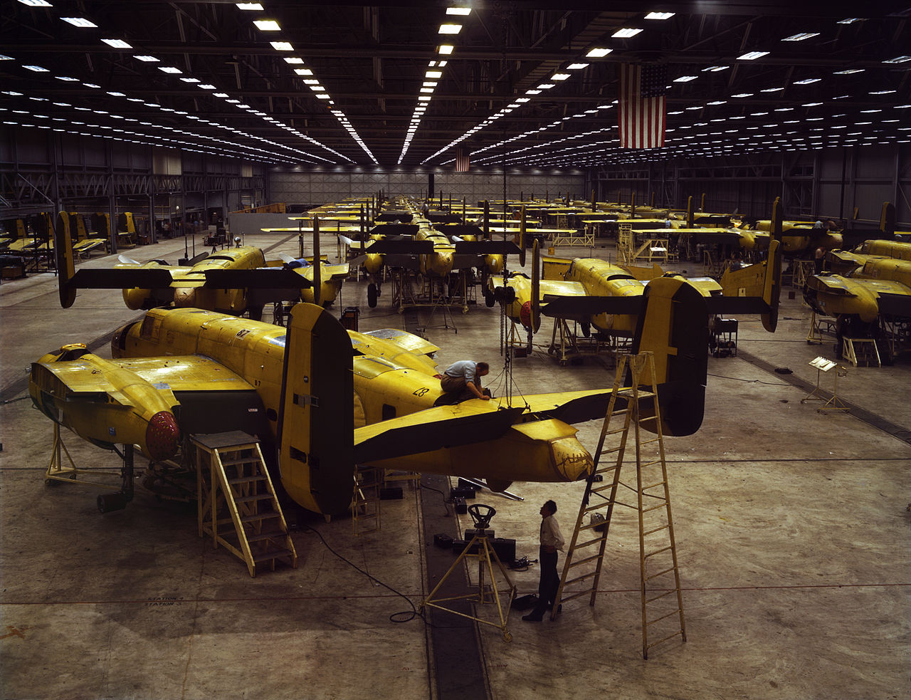Assembling the North American B-25 Mitchell at Kansas City, Kansas (USA). 