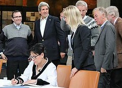 加拿大北極理事會部長里歐娜●阿盧卡克簽署基魯那協定。(照片提供：北極理事會)