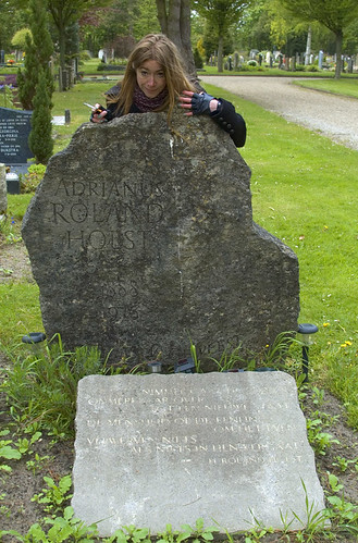 Roos bij graf Adriaan Roland Holst