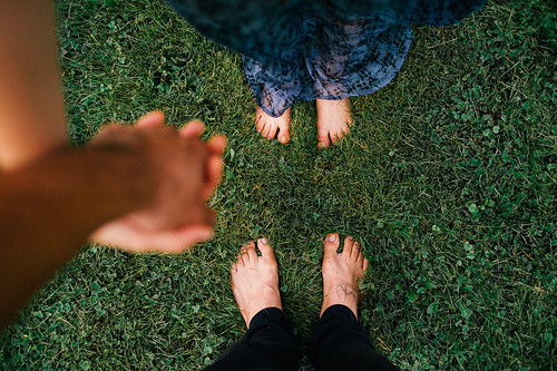 LE LOVE BLOG LOVE PHOTO IMAGE PIC HOLDING HANDS COUPLE BOYFRIEND GIRLFRIEND GRASS Peace and Love in the Countryside by Emmanuel Rosario, on Flickr