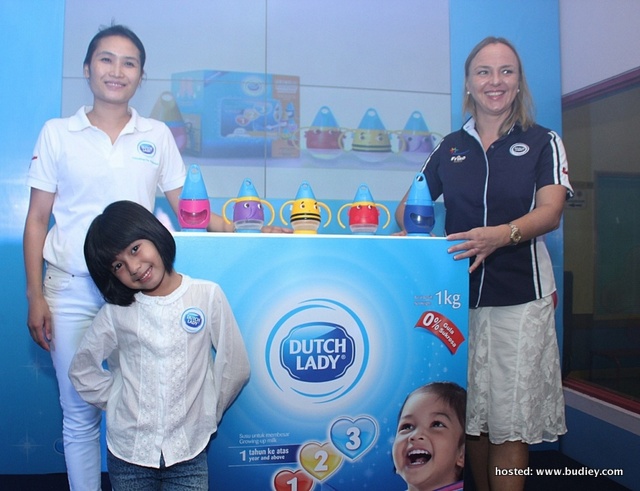 L to R - Van Tran (Marketing Manager, Dutch Lady Malaysia) and Anja Henze (Marketing Director, Dutch Lady Malaysia) at the launch of Milk Mug with Mia Sara
