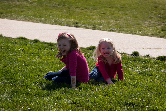 048 Mckenzie Abby playing in front of the WAshington Memorial