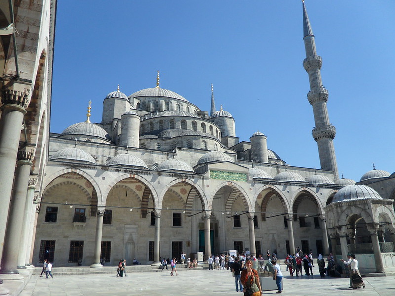 Patio interior de la Mezquita Azul, en Sultanahmet, Estambul.
