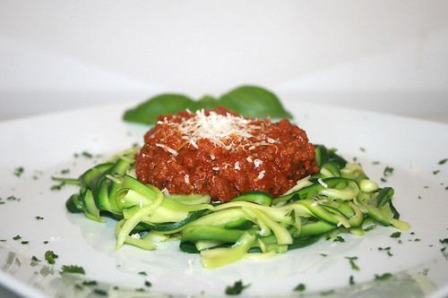 32 - Zucchini-Spaghetti mit Sauce Bolognese / Zucchini spaghetti with sauce bolognese - Seitenansicht