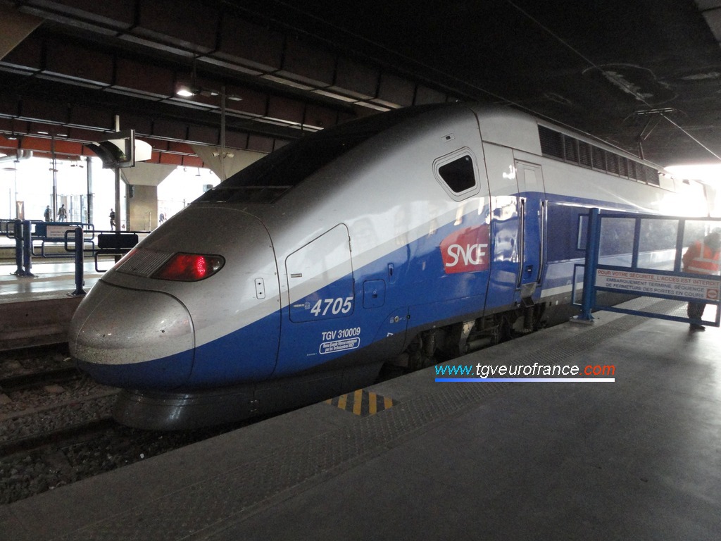 Un TGV Euroduplex (la rame 4705 de la SNCF) prêt au départ en gare de Marseille Saint-Charles