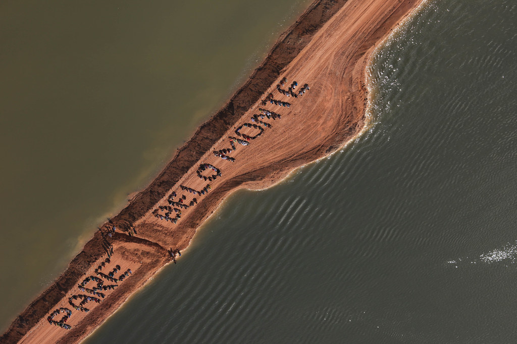 示威民眾用身體拼出Pare Belo Monte 字樣，呼籲巴西政府停止興建大壩。圖片來自： Atossa Soltani/ Amazon Watch / Spectral Q。：
