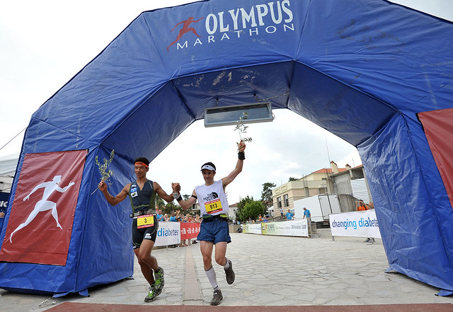 Dawa Sherpa και Sebastien Chaigneau τερματίζουν χέρι-χέρι στον Olympus Marathon 2009