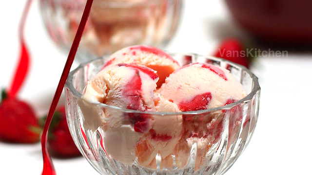 Strawberry cream cheese ice cream (Kem pho mai dâu)