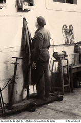 Laurent de la Marck dans son atelier à la police de Liège, devant ses canaris