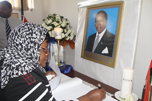Zimbabwe Vice President Joice Mujuru expressing condolences at the Malawi embassy in Harare. The Malawian President Bingu wa Mutharika passed in early April 2012. by Pan-African News Wire File Photos