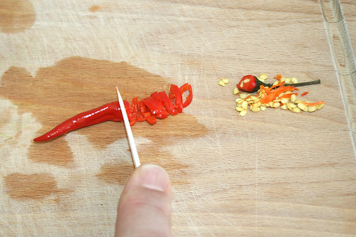 17 - Chilis entkernen und in Ringe schneiden / Core chili and cut into slices
