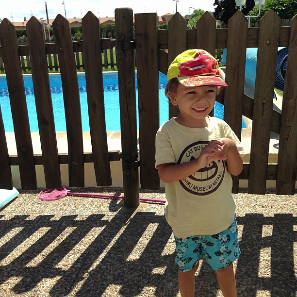 Eric feliz con la piscina de casa de los padres de @edupaz. Y con los triciclos, pelotas y demás :)
