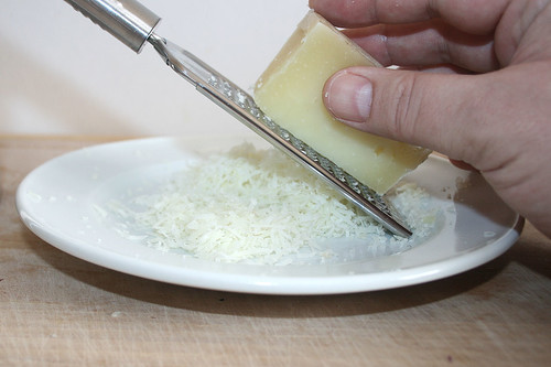 15 - Pecorino reiben / Grate pecorino cheese