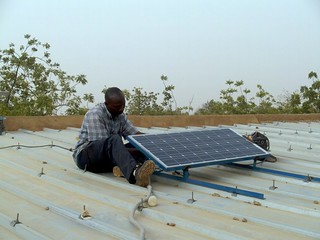 Dimaz installiert das Panel auf dem Dach der Schule in Pathiri