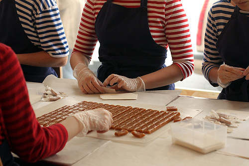 wrapping caramels in stockholm at Pärlans Confectionary/Konfektyr