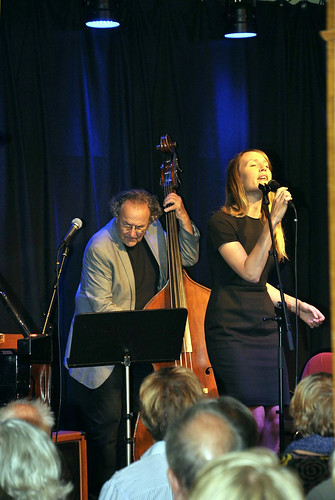 Riedel x 2, Georg på bas och Sarah vid mikrofonen.
