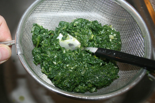 15 - Spinat ausdrücken / Drain spinach