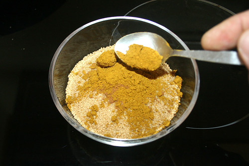 21 - Zimt & Curry zum Couscous geben / Add cinnamon & curry to couscous