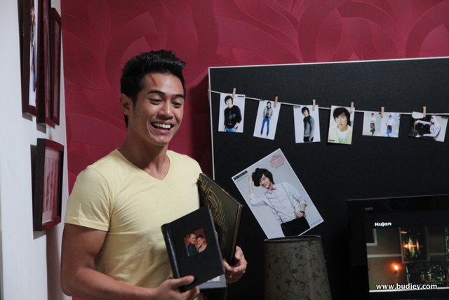 Setia Hujung Nyawa Raya - Zain berusaha menceriakan El dengan membuat buku skrap pelakon Korea, Lee Min Ho