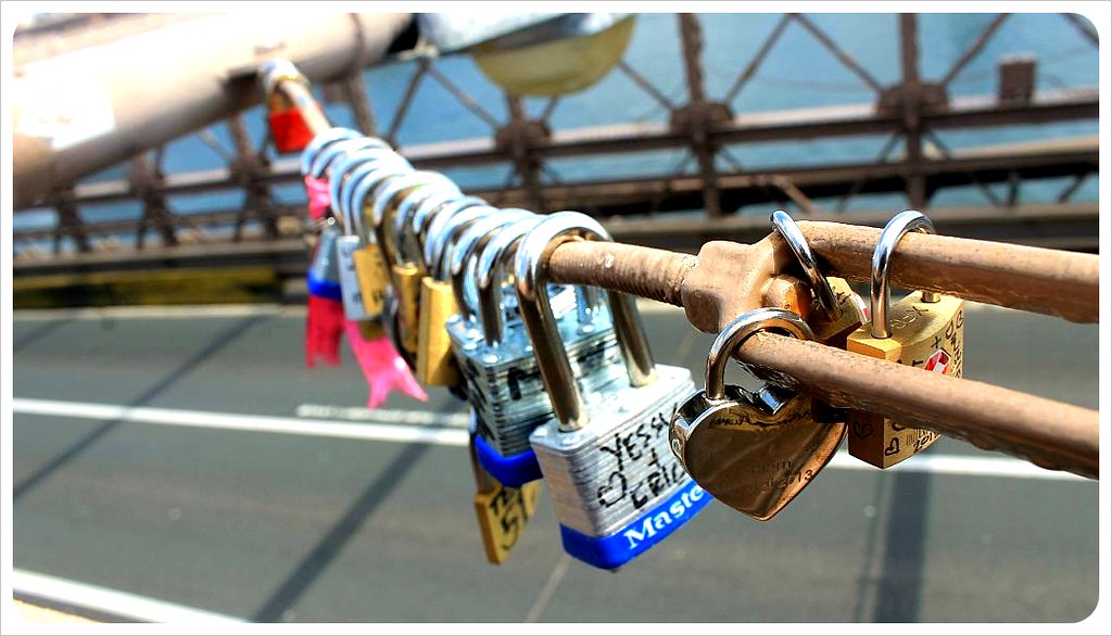 brooklyn bridge new york love locks lamp pole
