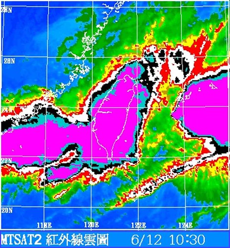 12日10時30分衛星紅外線雲圖，在色調強化處理後，整個台灣地區均被大雨 壟罩（中央氣象局 提供）